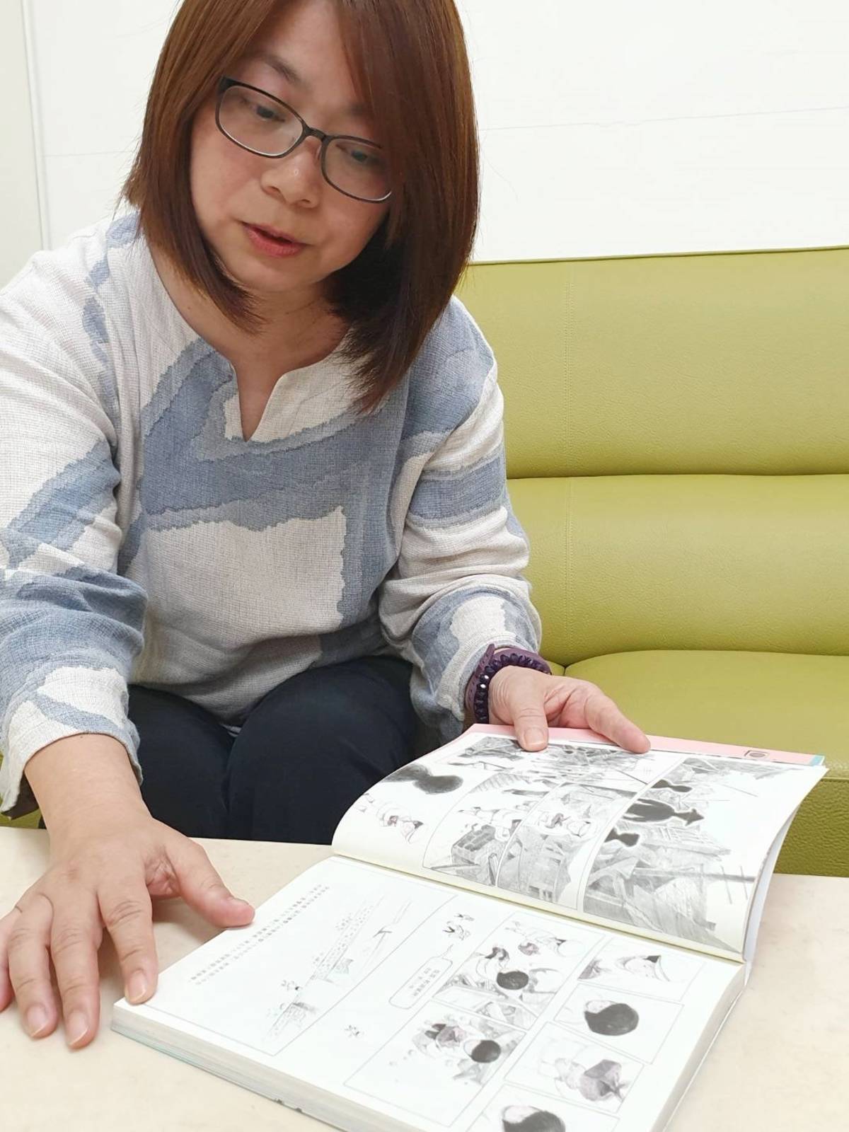 臺東大學兒童文學研究所所長游珮芸、繪本藝術家周見信共同創作的傳記漫畫《來自清水的孩子》，以白色恐怖受難者蔡焜霖為主人翁，娓娓道出90年來的生命歷程，並從中鏡射近代臺灣歷史。