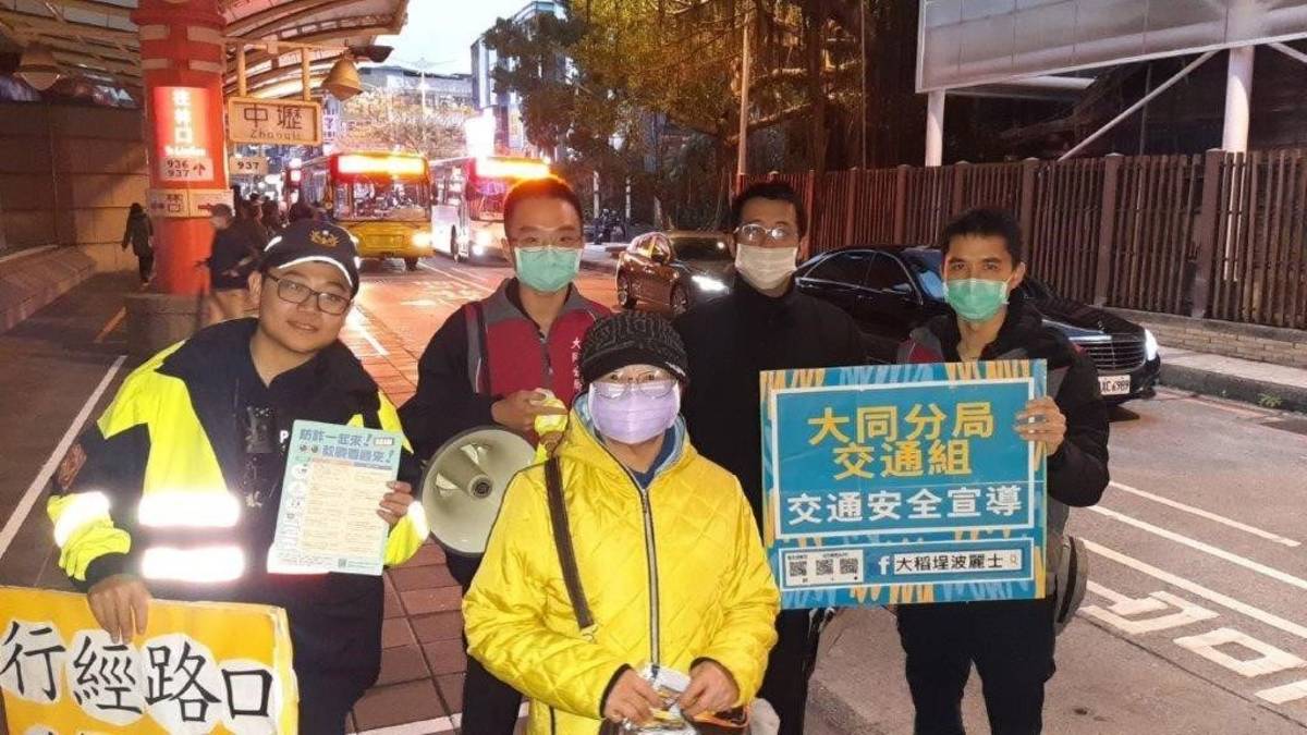 大同分局警員於圓山捷運站宣導交通安全