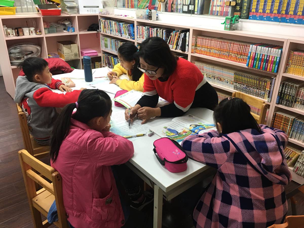 張婉貞老師用心指導新住民子女學華語