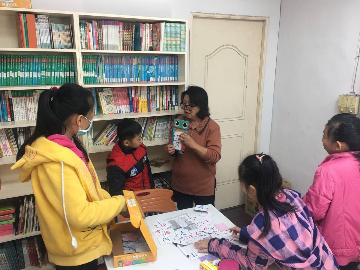 張婉貞老師用心指導新住民子女學華語