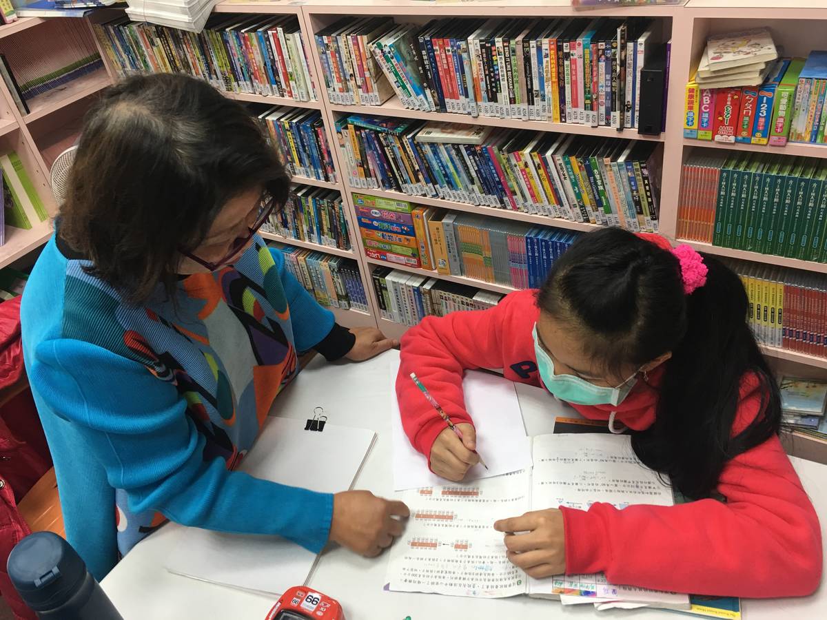 張婉貞老師用心指導新住民子女學華語