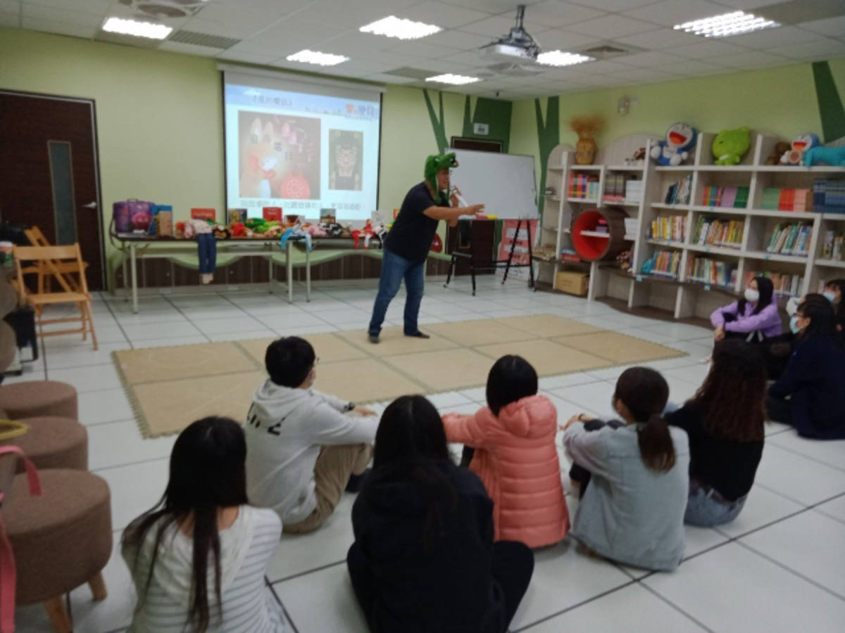 「陸爸爸說演故事劇場」講師陸育克帶領課程（圖片來源：臺中市教育局）