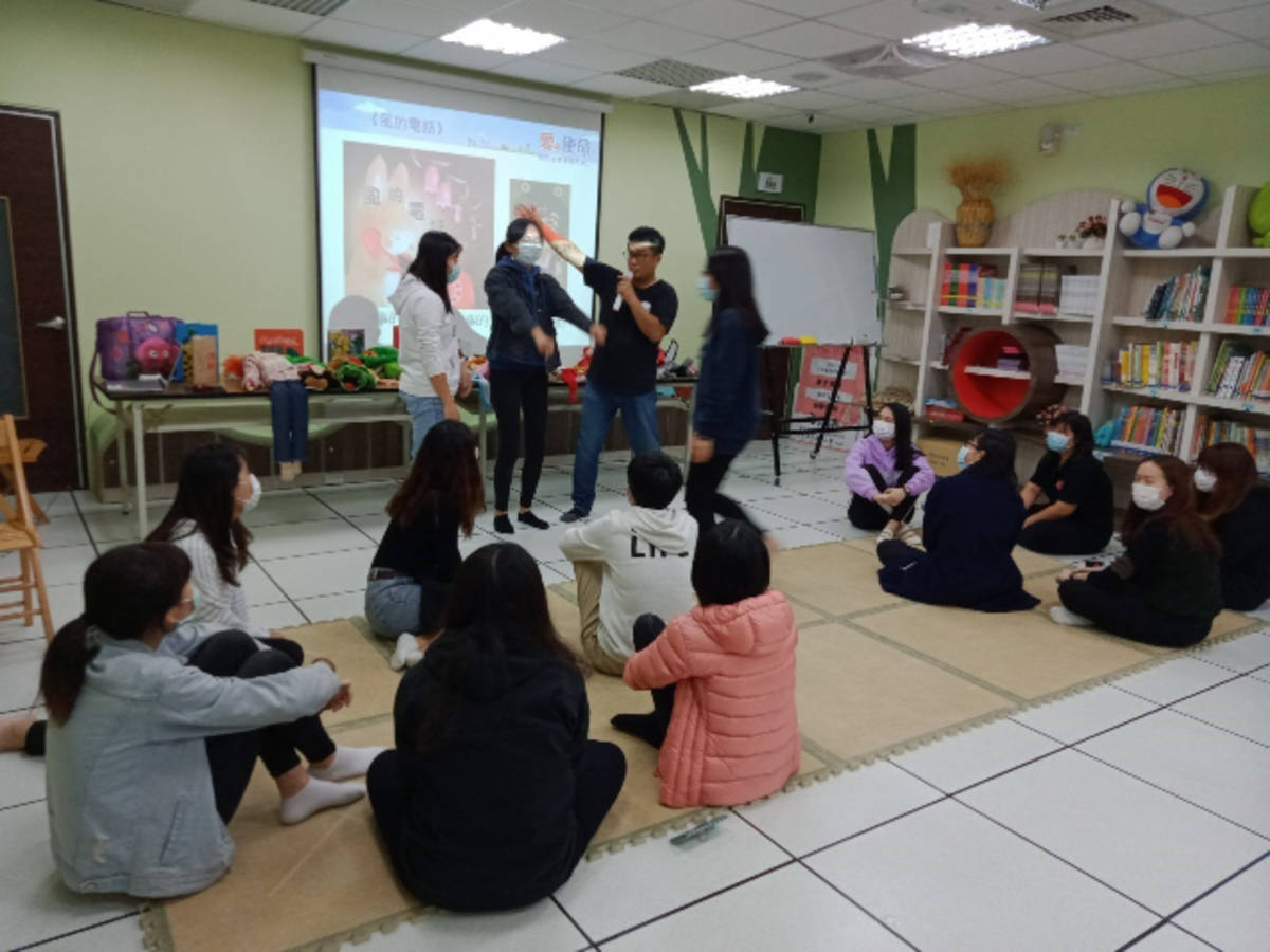 臺中教育大學學生與講師互動（圖片來源：臺中市教育局）