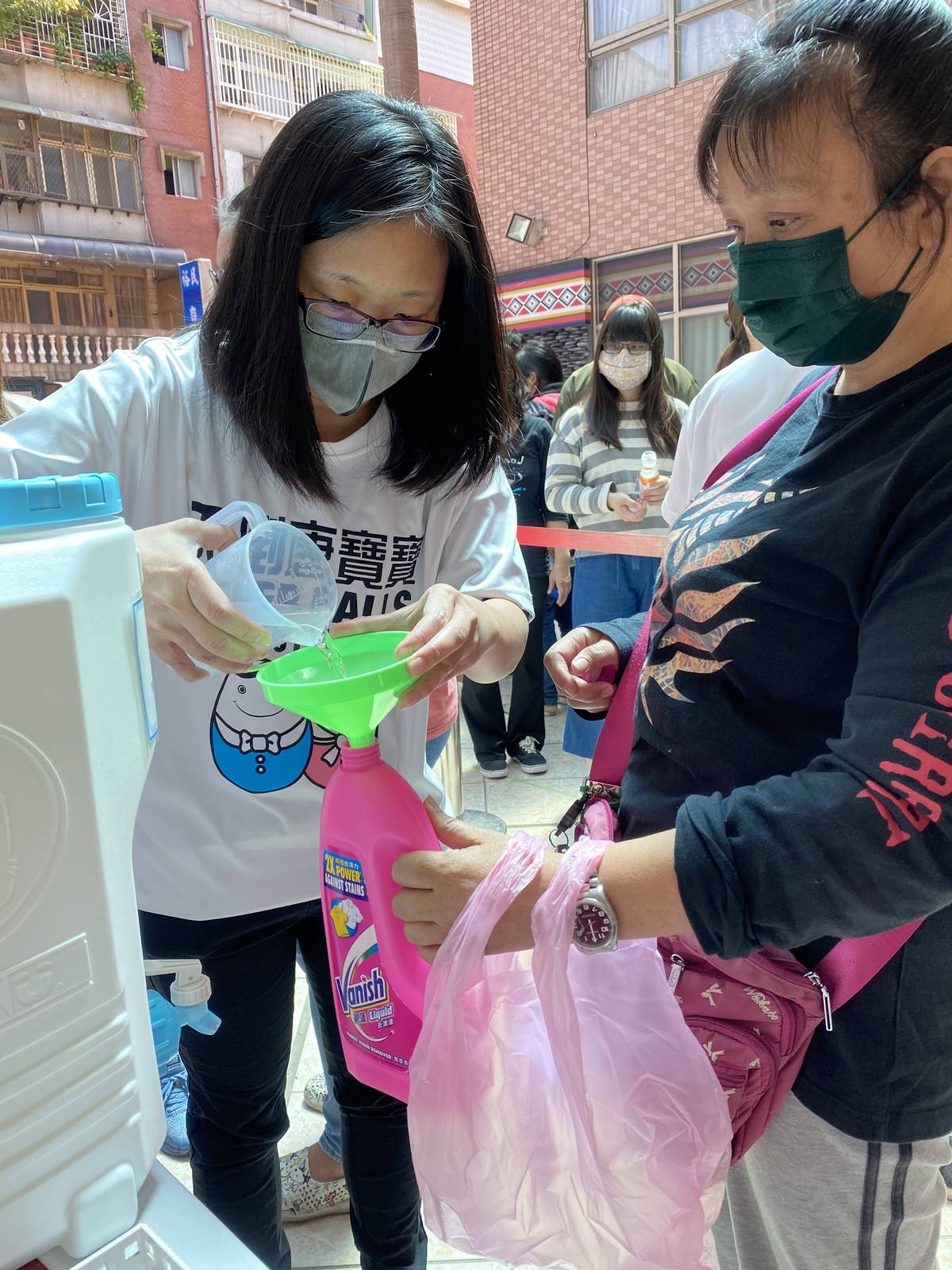 民眾只需要自行攜帶不透光的罐子前來即可。