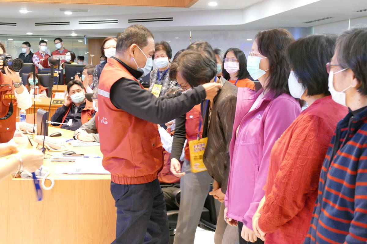 侯友宜市長授證予防疫隊隊員