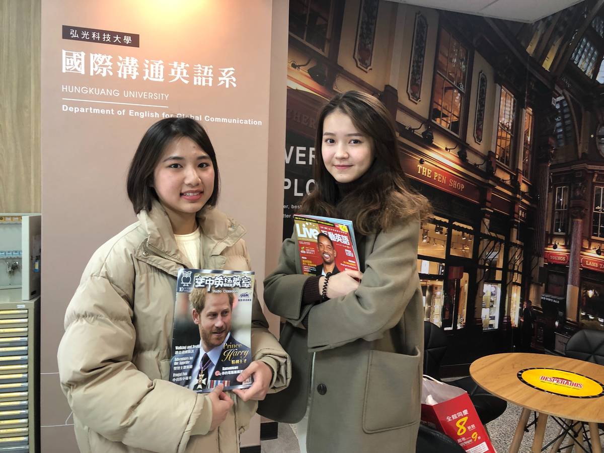 學生洪慈珮(右)、蔡怡君(左)分享赴俄經驗（圖片來源：弘光科技大學公關室）