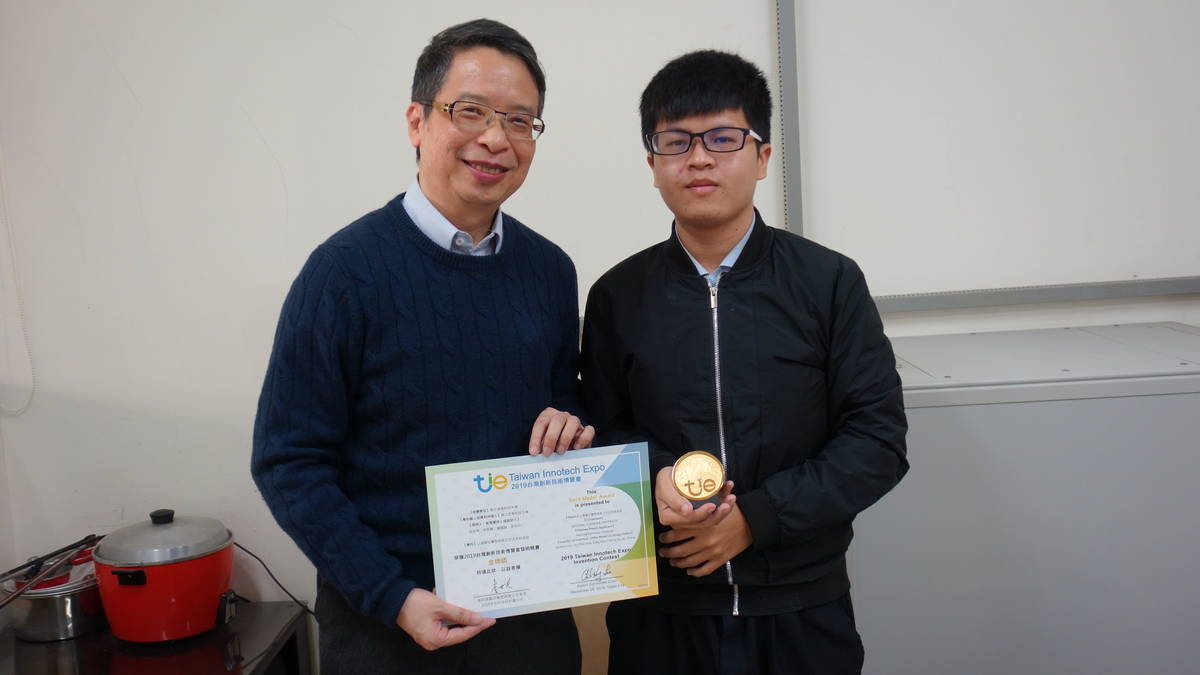 虎尾科大生科系教授游信和(左)及學生童國誠用廢棄蚵殼研發紙張