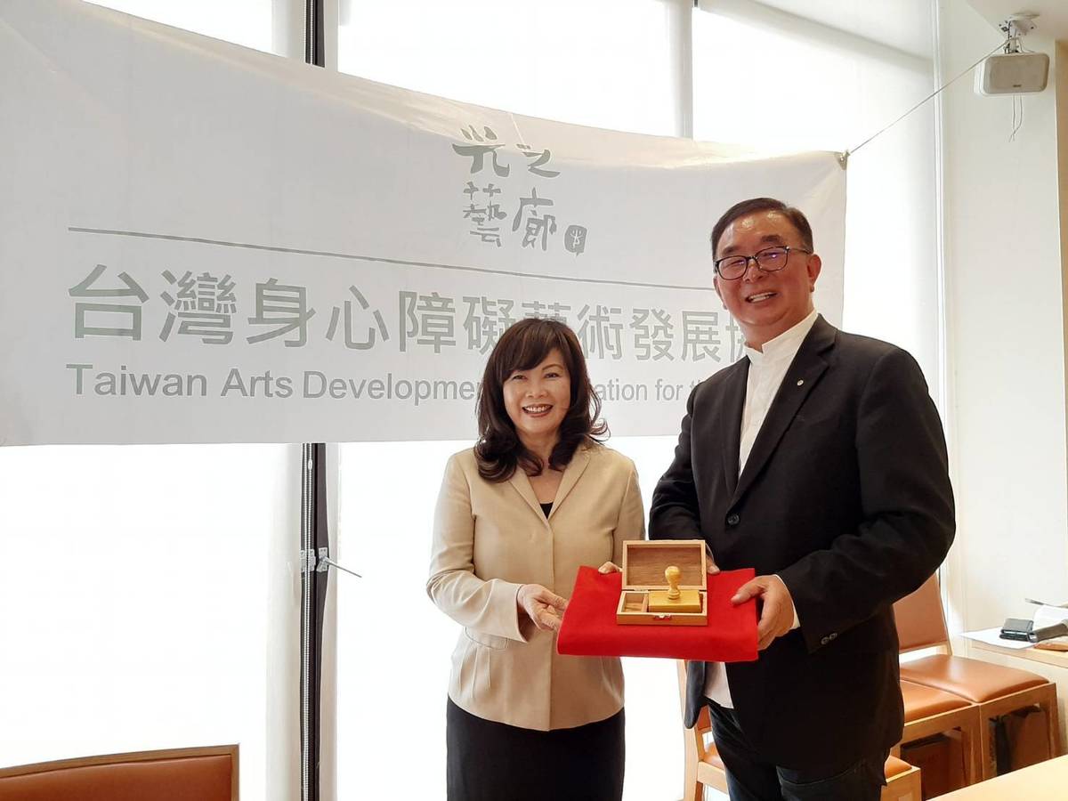 臺灣身心障礙藝術發展協會第五屆理事長龍寶建設董事長張麗莉（左）交棒，由麗明營造董事長吳春山接任第六屆理事長。