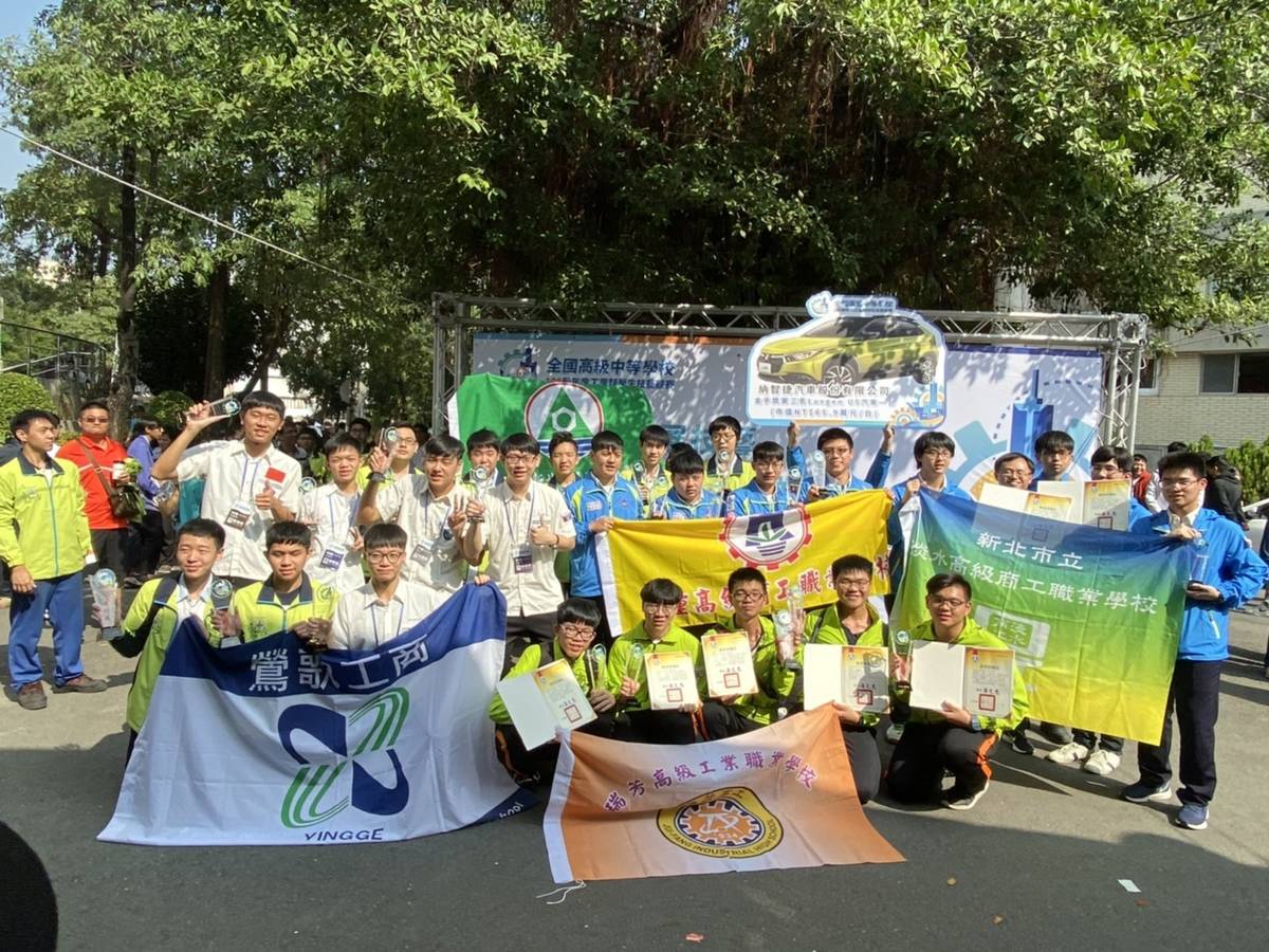 新北市108學年度參加全國技藝競賽選手合影／圖由新北市教育局提供