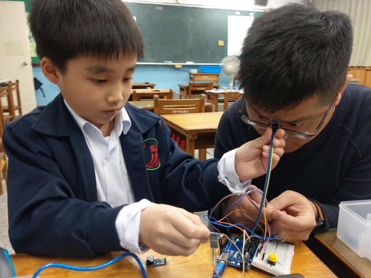 熱愛動手作及程式設計的丹鳳國小資優班四年級學生陳諒昕在老師的鼓勵下製作額溫槍／圖由新北市教育局提供