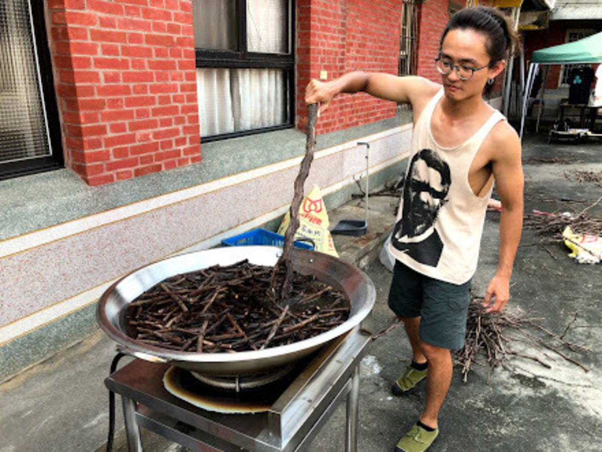 糖鎮製造舍團隊舉辦「葡萄藤再利用研發及工作坊」活動，嘗試以沸水研究葡萄藤的穩定性。