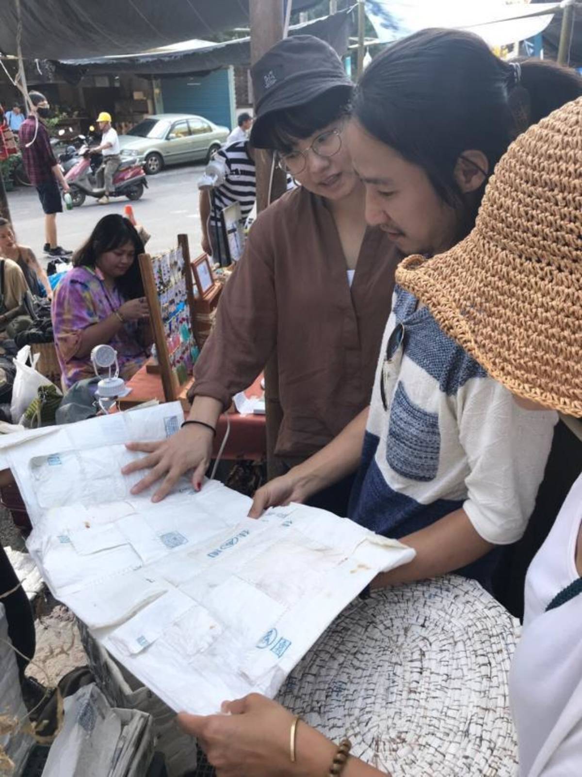 美山工作室團隊將套袋製品至市集販售，期盼吸引藝術創作者共同來倡議環保再生的理念。