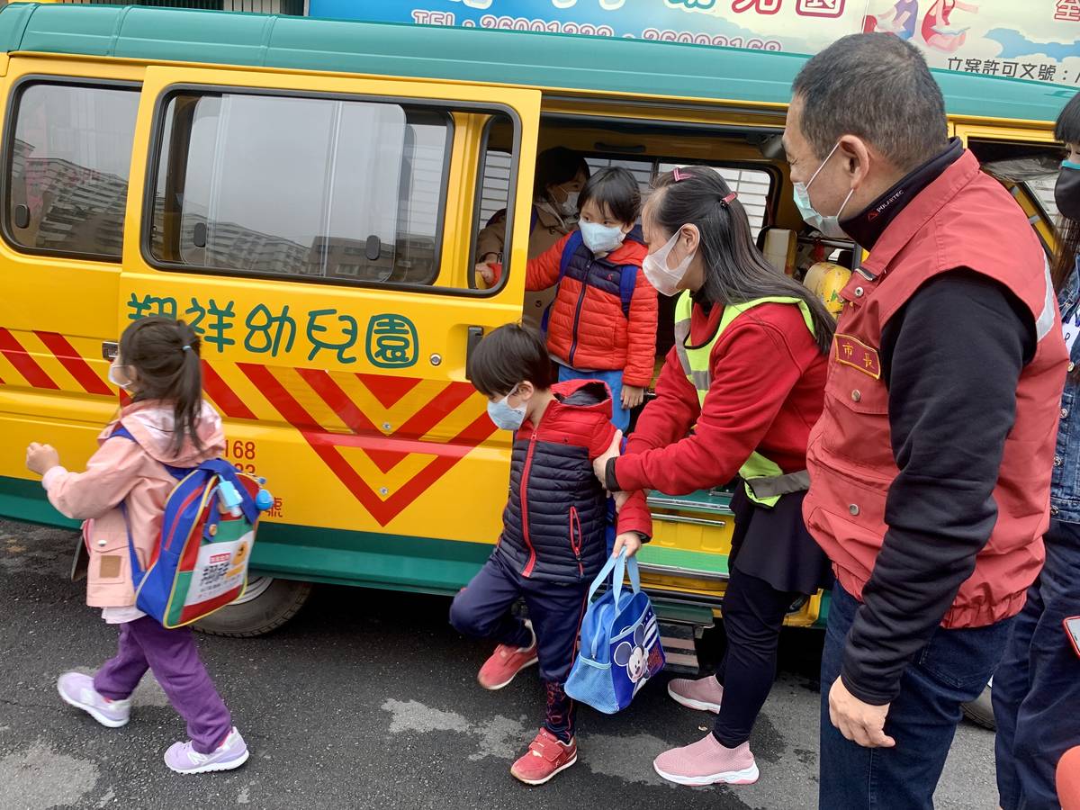 新北市長侯友宜視察幼兒園幼童車防疫
