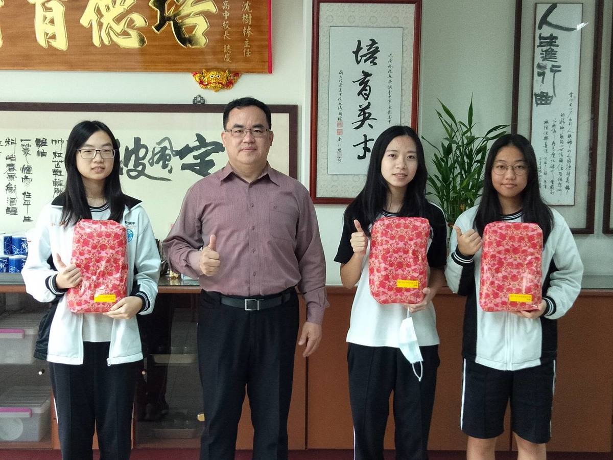 長億高中優秀同學與校長合影