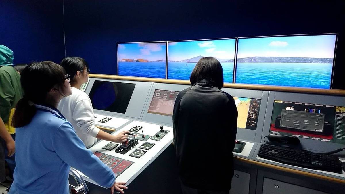 基隆海事航海科學生至海洋大學商船系使用操船模擬機，強化學習成效