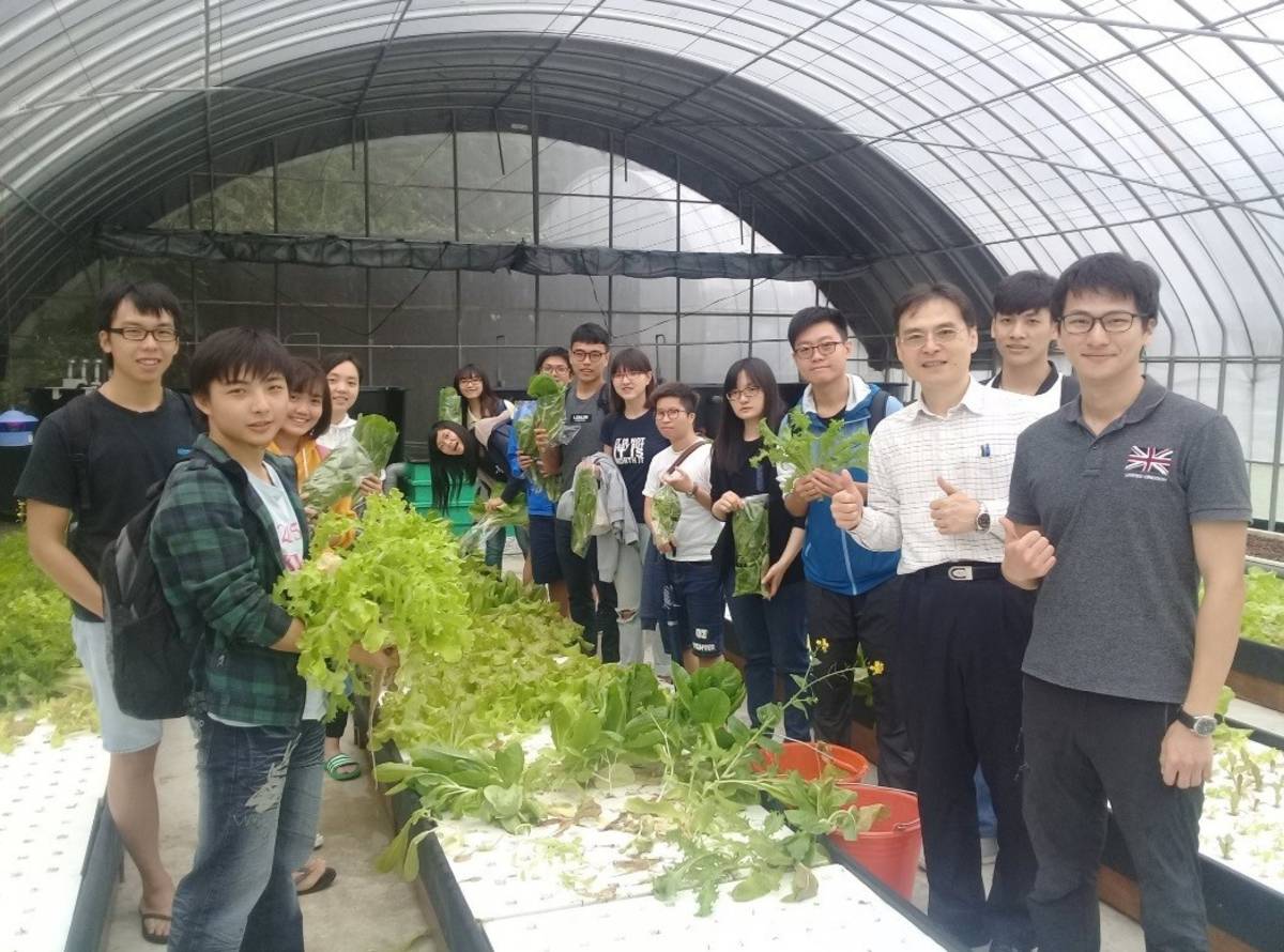 海洋大學養殖系李孟洲教授與學生參觀基隆海事魚菜共生農場，進行養殖技術交流分享