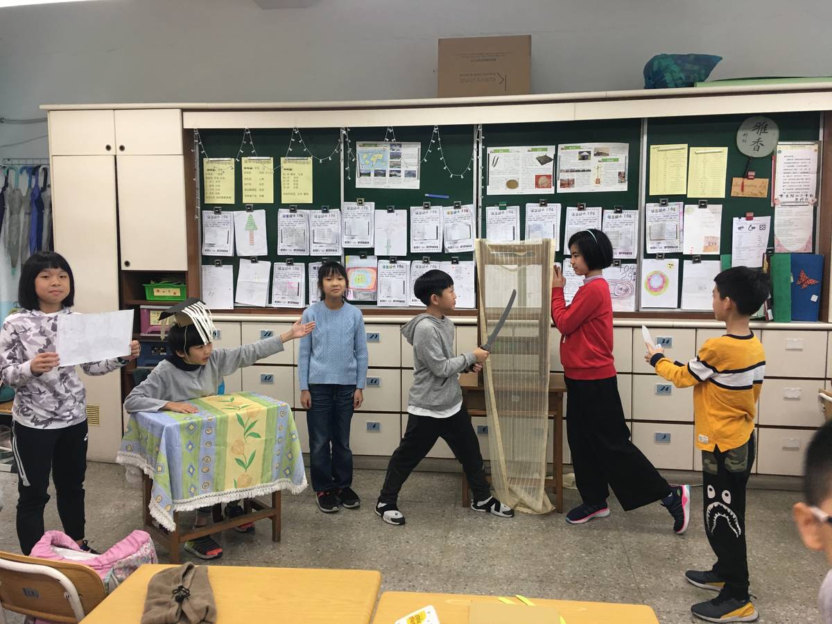 學生在課堂上進行《完璧歸趙》戲劇演出。(蘇瑪莉老師提供)