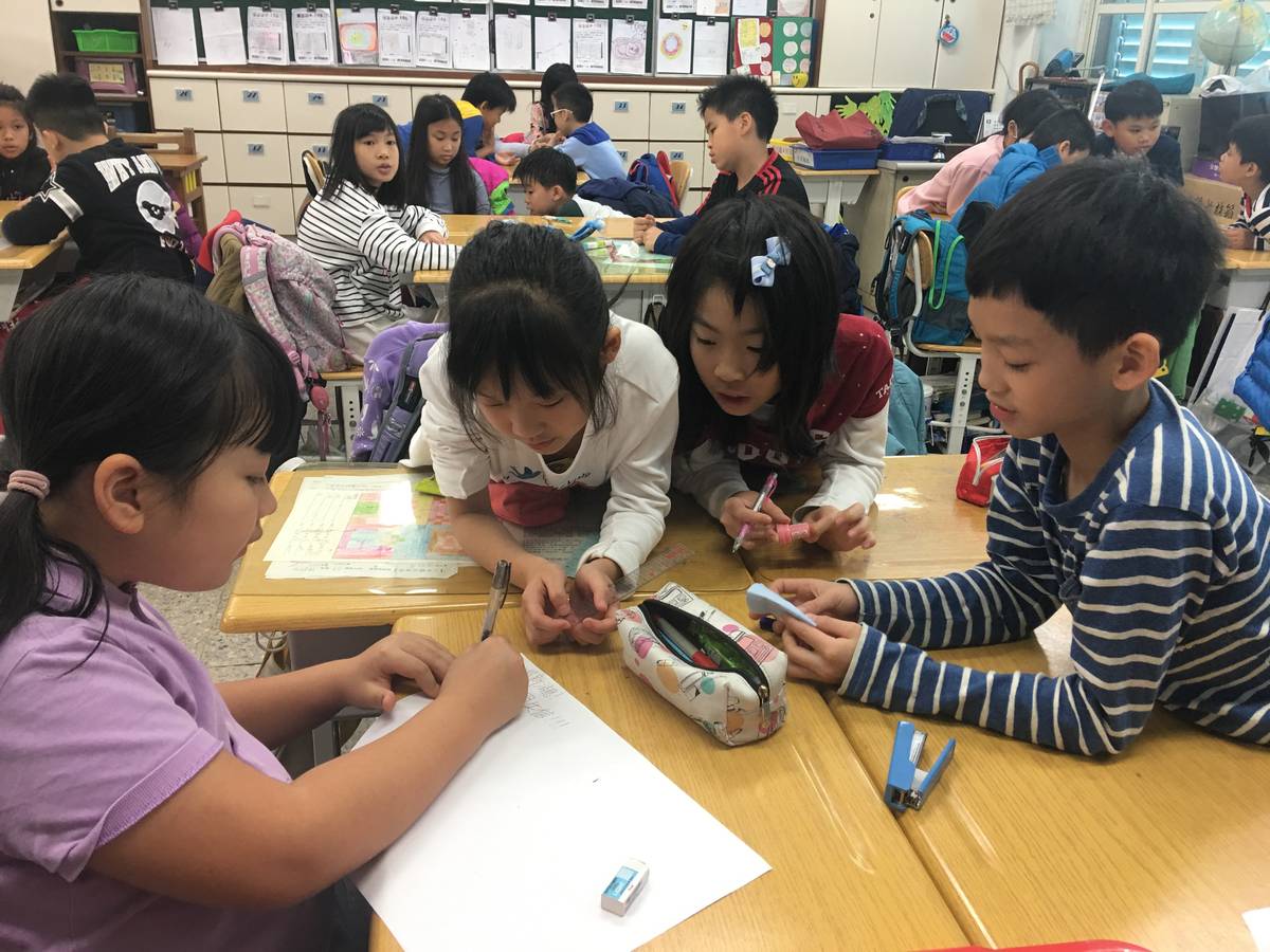 小學生分別扮演《完璧歸趙》故事當中，秦國和趙國的社群媒體，練習用不同立場發布兩國外交最新消息。(蘇瑪莉老師提供)