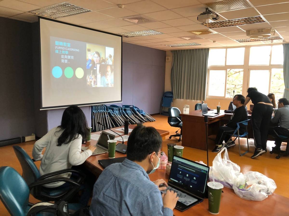 林口高中數學課發中心進行串流線上直播系統介紹／圖由新北市教育局提供
