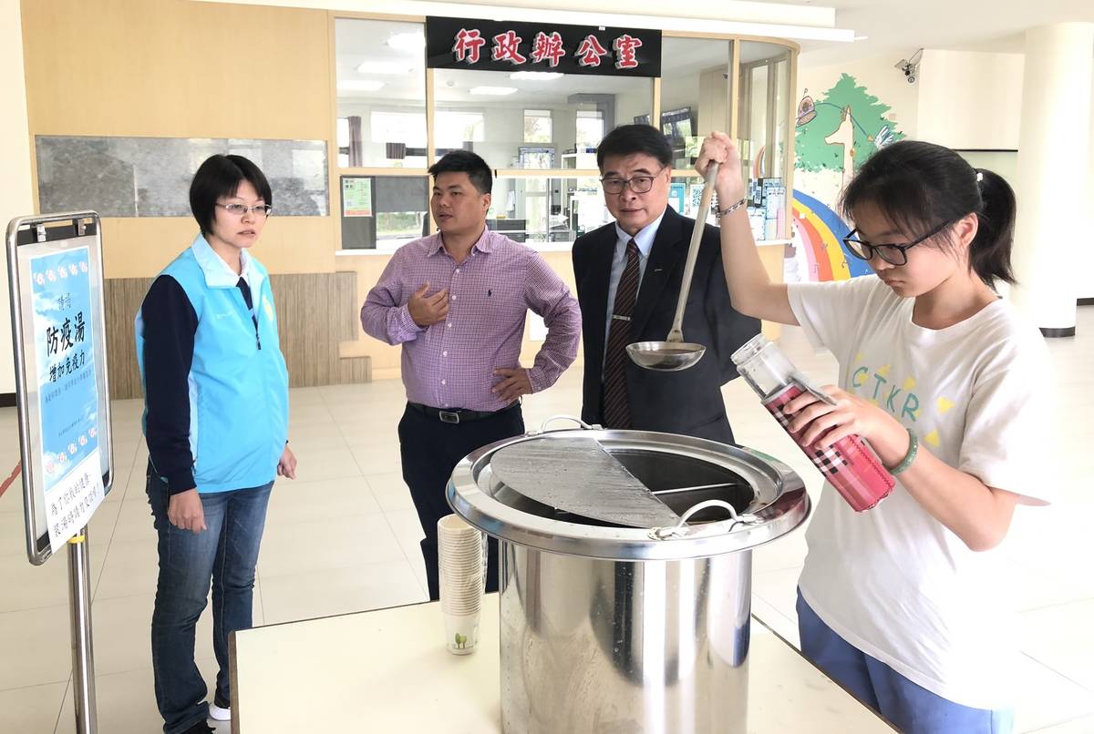 臺東大學校長曾耀銘至學生宿舍巡視各項防疫措施，並提供以蔥、蒜、薑、紅糖等配方熬煮成的「防疫湯」讓學生取用。