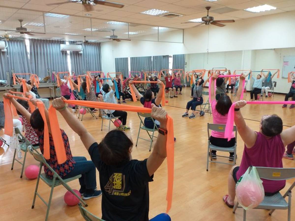 長青學苑上課側拍（圖片來源：臺中市社會局）