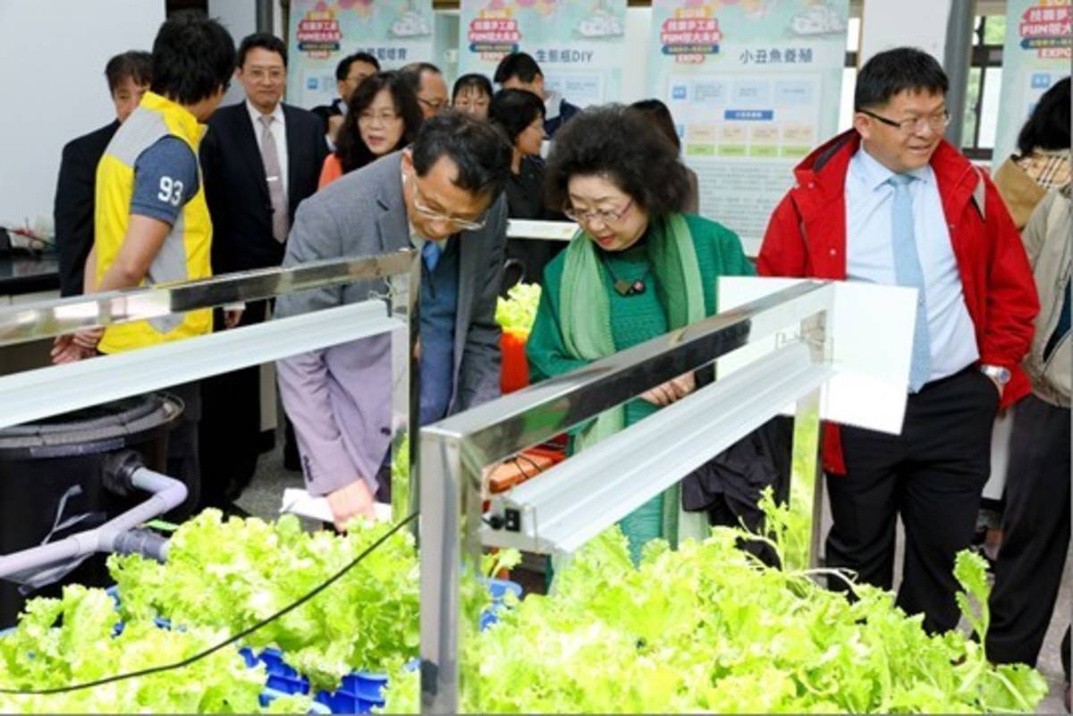 教育部范巽綠政務次長和海洋大學張清風校長仔細端詳蔬菜生長狀況，未來2校將於海洋大學夢想基地打造完整系統，作為教學展示平台。