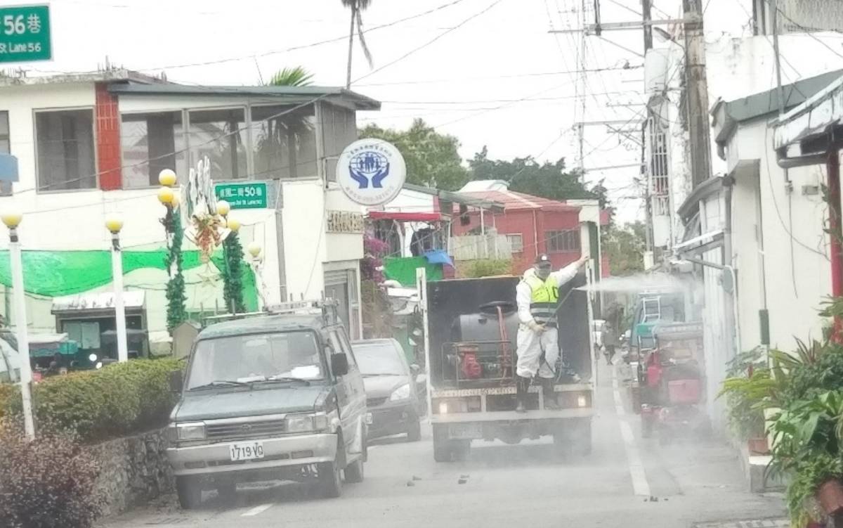 臺東縣環保局偕同各鄉鎮市公所清潔隊成立防疫消毒大隊，預計每週巡迴消毒轄內近百處公共區域。