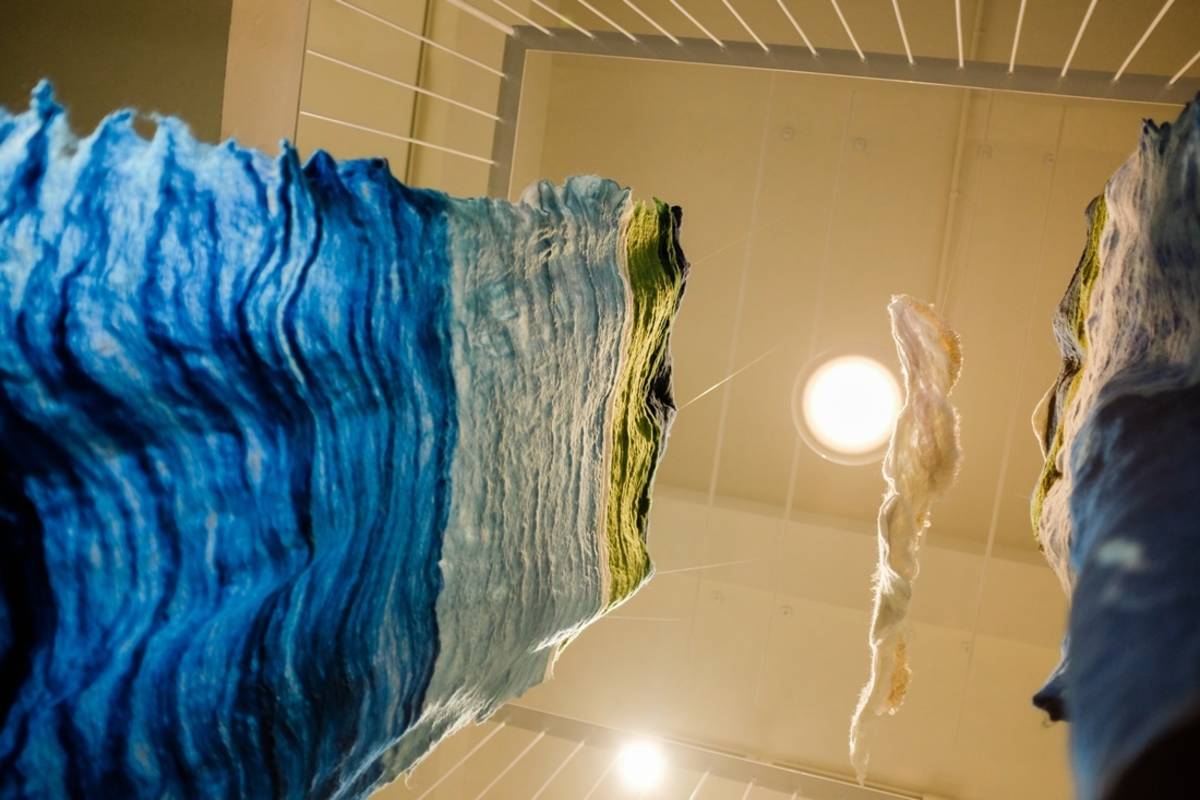 臺東設計中心推出全新主題特展「山海人」，邀請多位藝術家親赴現地踏查，將貼近臺東日常生活樣貌的感知，轉化成藝術作品。