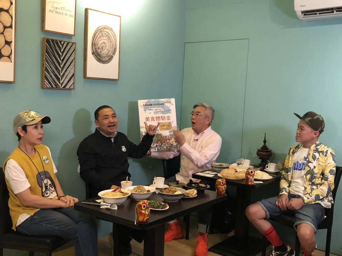 侯友宜市長與主持人介紹緬泰美食。／圖由新北市文化局提供