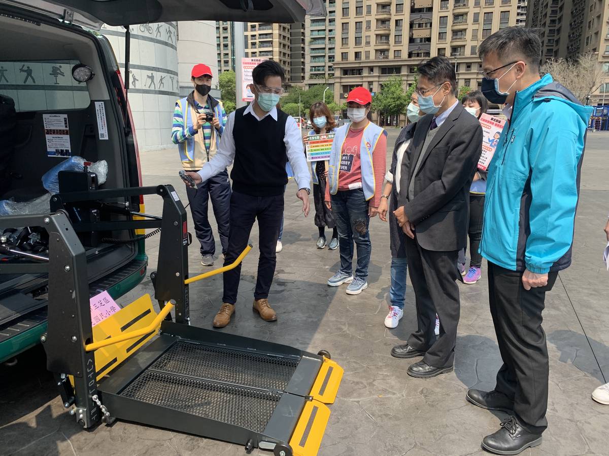 新北市副市長陳純敬與新北市教育局局長張明文視察身心障礙交通車