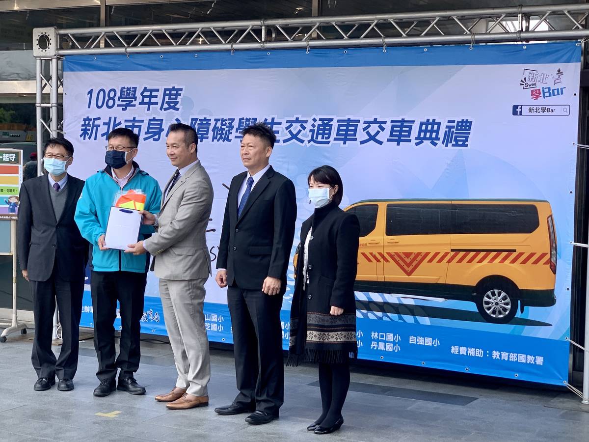 廠商特別致贈反光背心給13所學校，強化司機及助理員執勤時的安全。