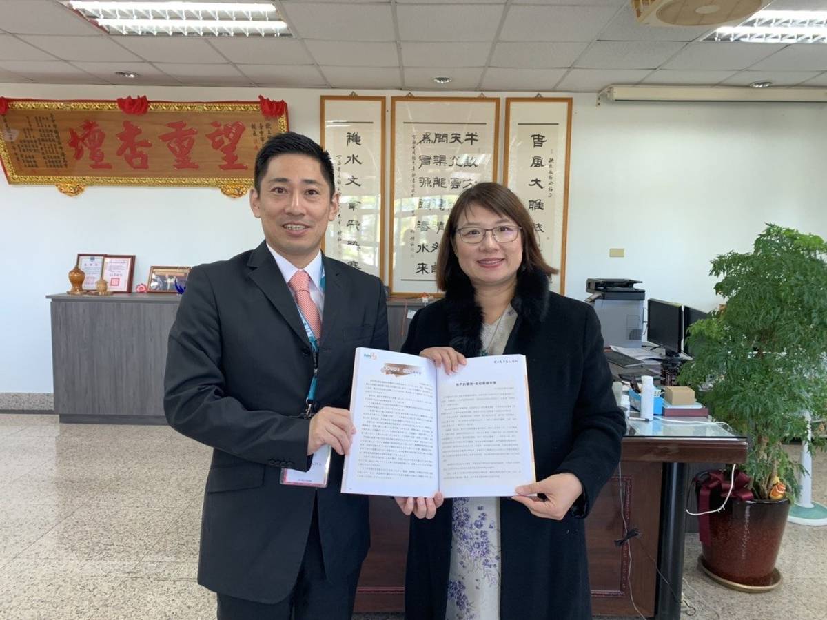 三井康臣之孫三井直哉和新社高中校長歐靜瑜合影（圖片來源：新社高中教師劉俐君）