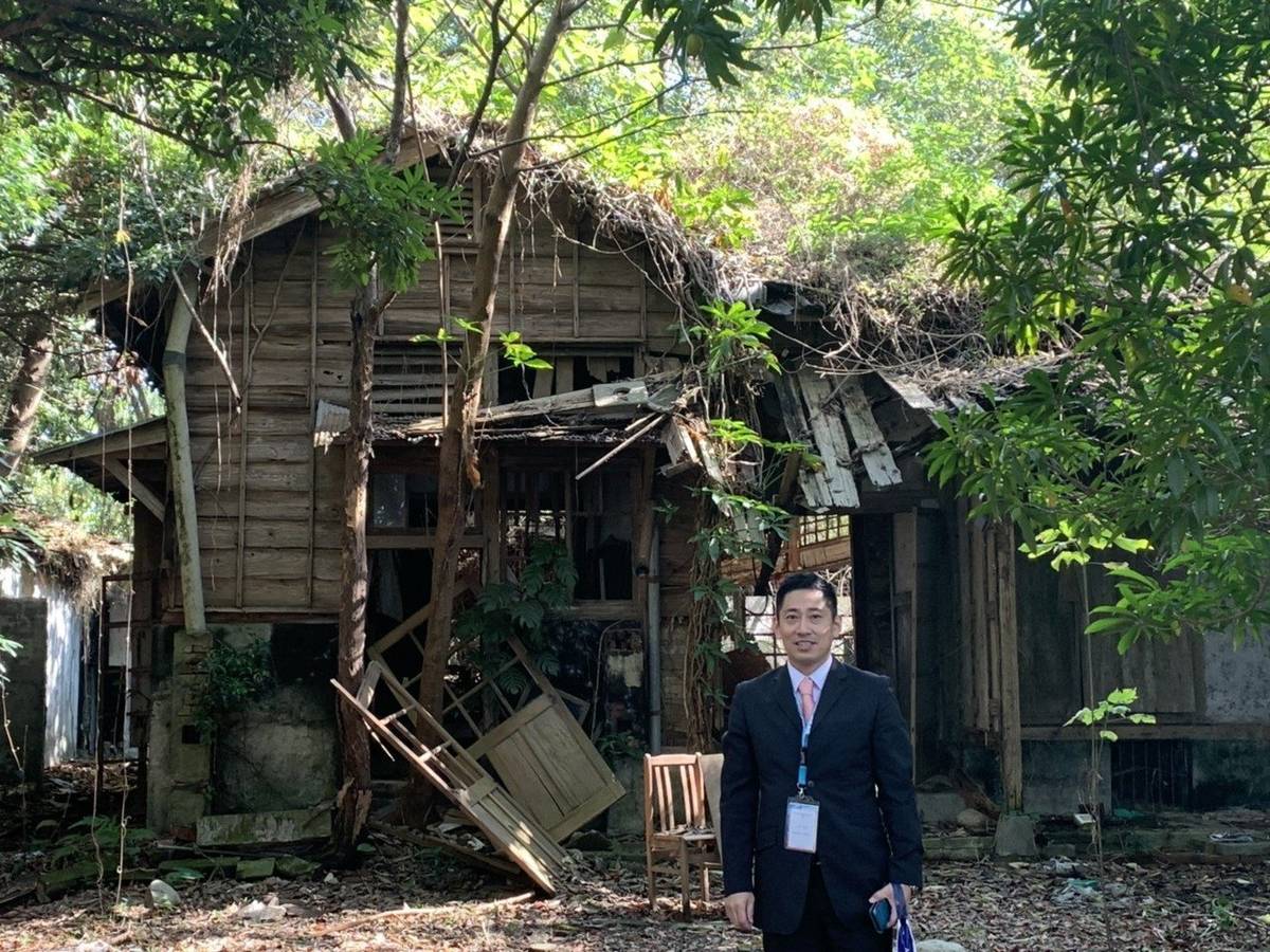 三井直哉與祖父故居日式宿舍合影（圖片來源：新社高中教師劉俐君）