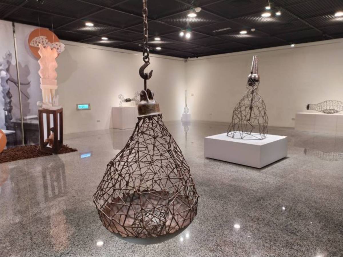 劉庭易之雕塑展現岳 形 質 琢
