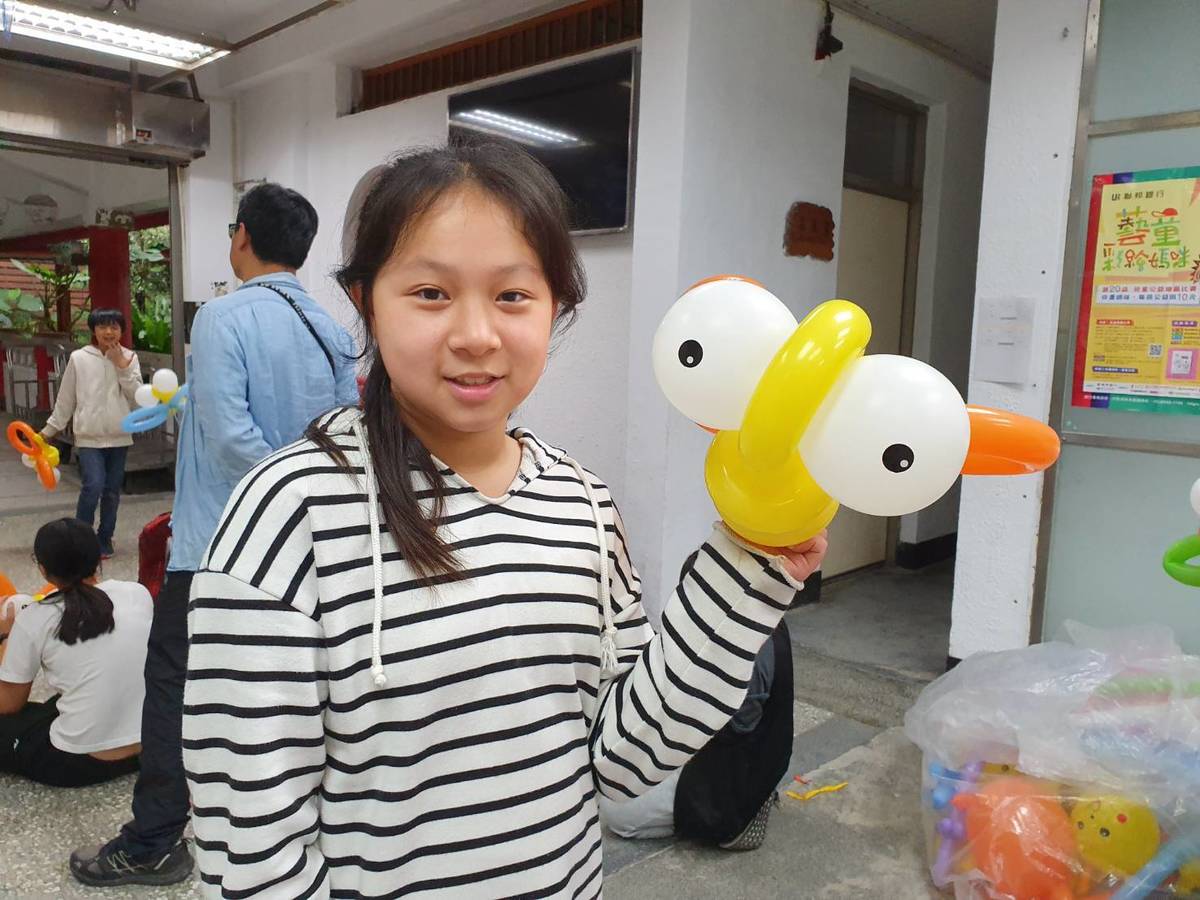 學生展示個人造型氣球作品
