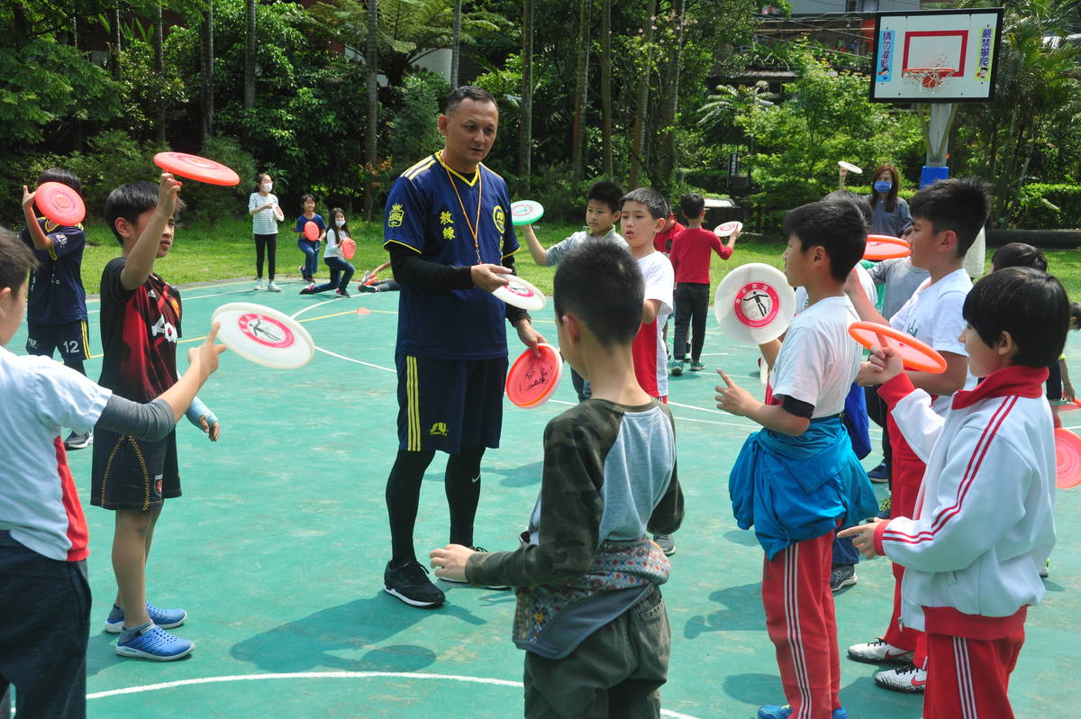 專業教練帶領孩子玩飛盤