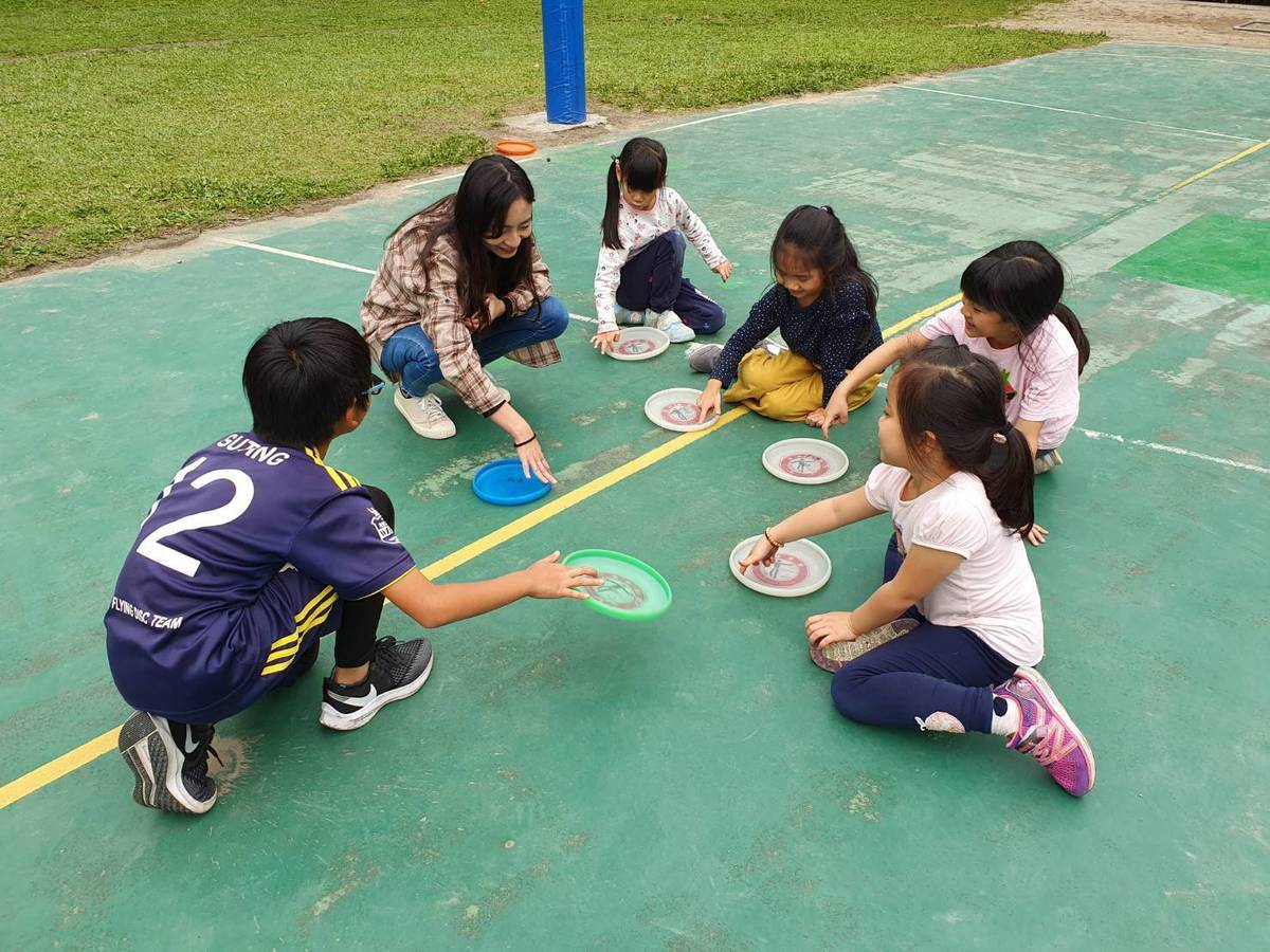 孩子們體驗飛盤有不同玩法