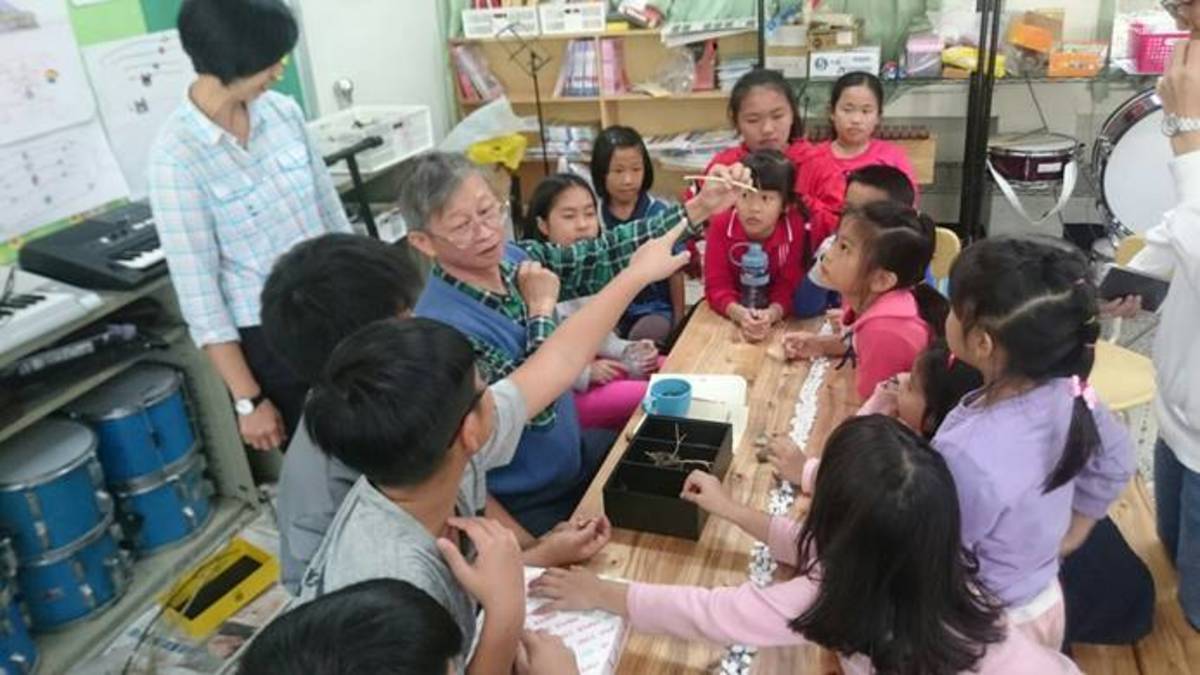茶藝課程中，拙園創意工坊曾省三老師引導學生利用國產材創作茶席用具。