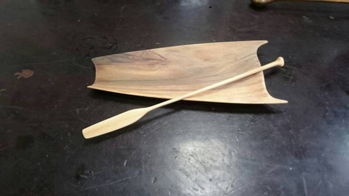 茶席上的木製茶讓學生們在茶藝課程中，能一窺早期六龜先民的生活。