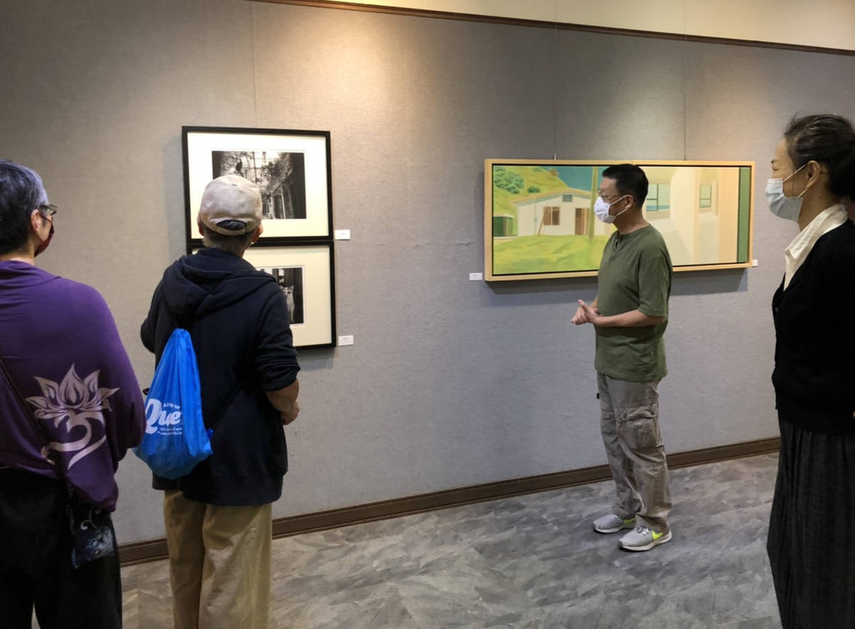 臺東在地詩人徐慶東(右二)稱讚說，李檬創作展是他這兩年來看過最精彩的畫展。