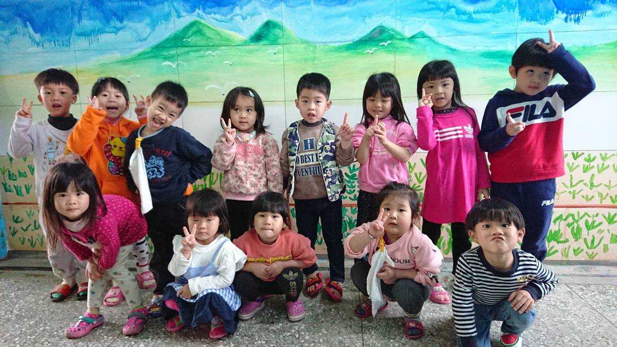 金美附幼星星班，秧苗小畫家，幼兒們手繪青苗把水田搬進教室