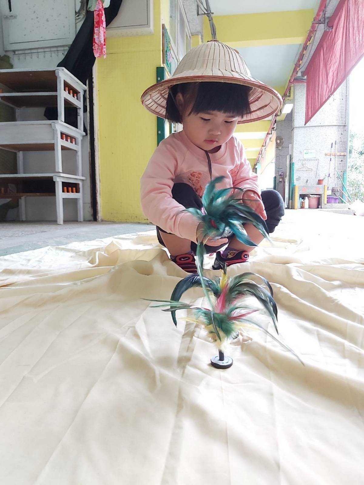 金美附幼小太陽班幼兒利用毽子練習插秧