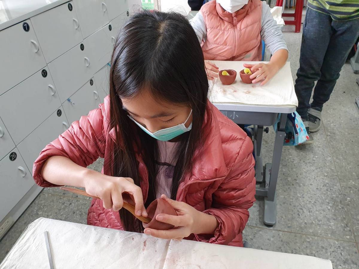 學生使用工具為陶土塑型