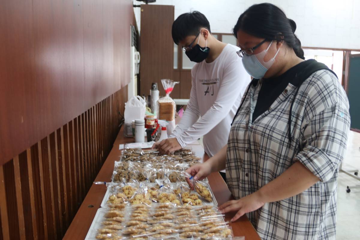 巧手點心社社員準備餐點（圖片來源：弘光科技大學）