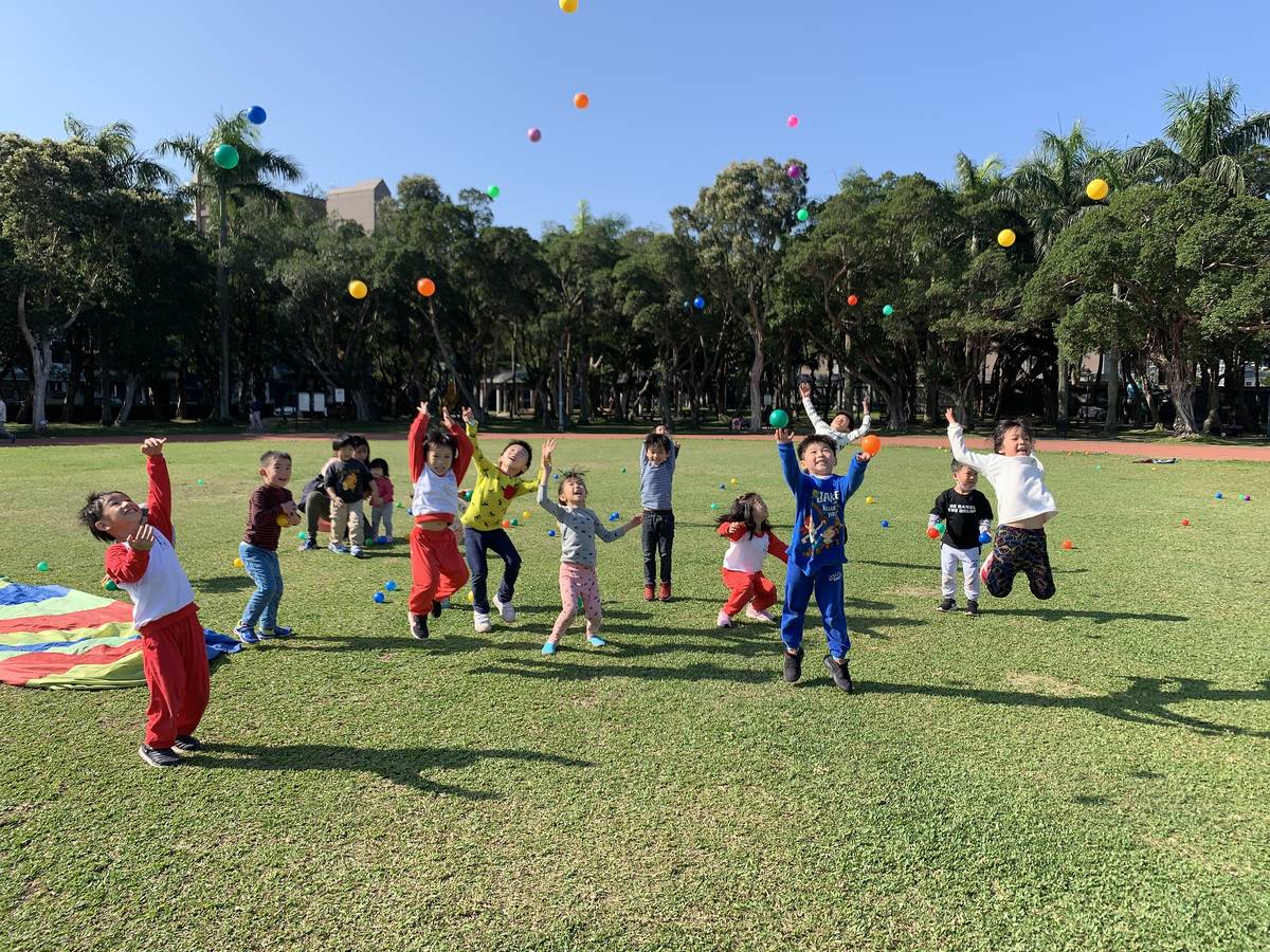 經國三民非營利幼兒園小朋友丟球.JPG