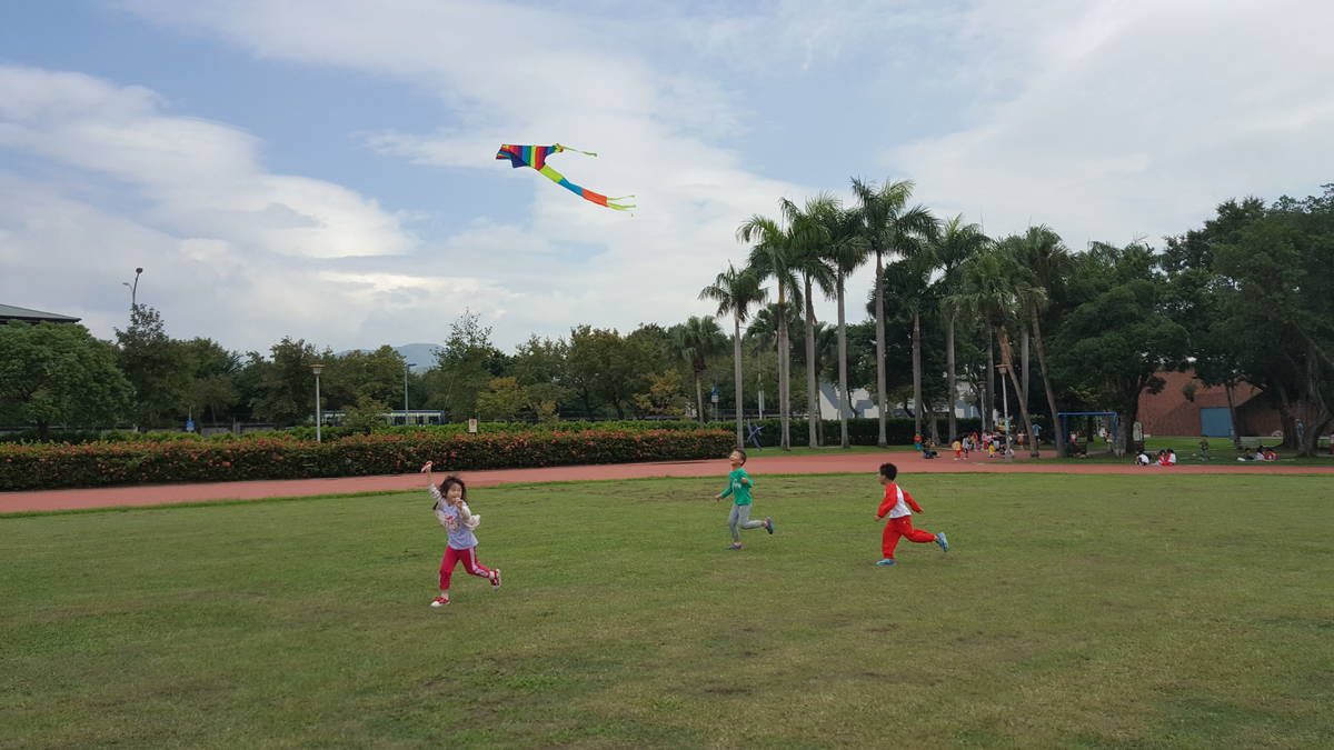 經國三民非營利幼兒園小朋友放風箏.jpg