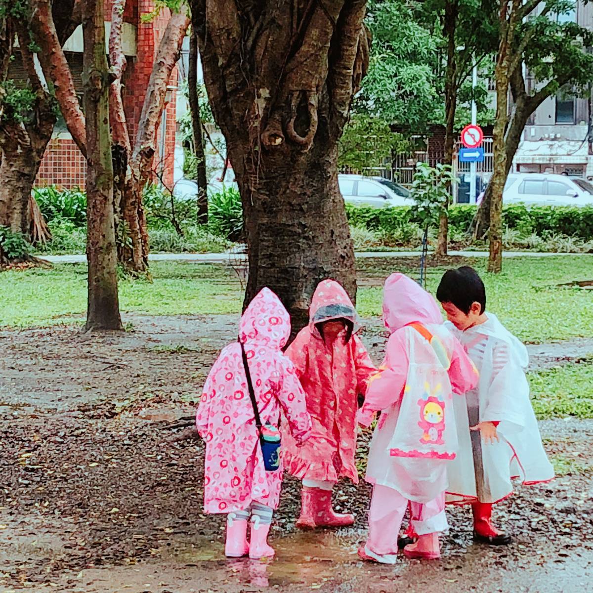 經國三民非營利幼兒園雨天戶外活動.JPG