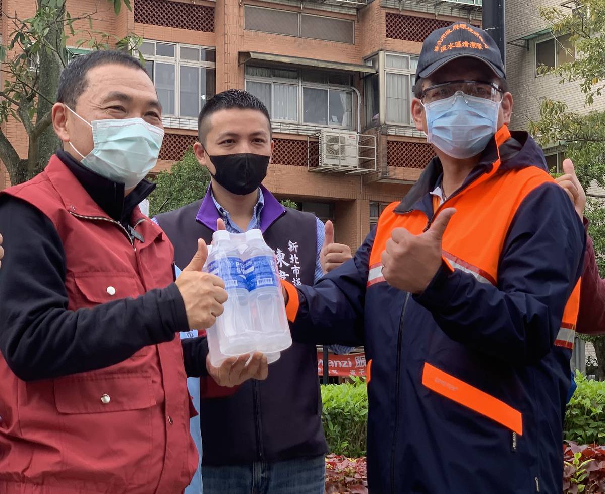 新北市長侯友宜致贈運動飲料以慰勞消毒人員這段期間的辛苦。