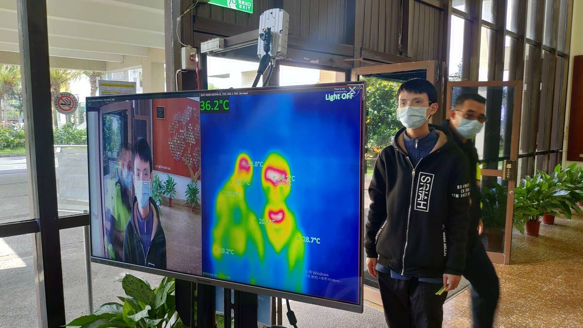 海大師生進出都要量測體溫(海洋大學提供)