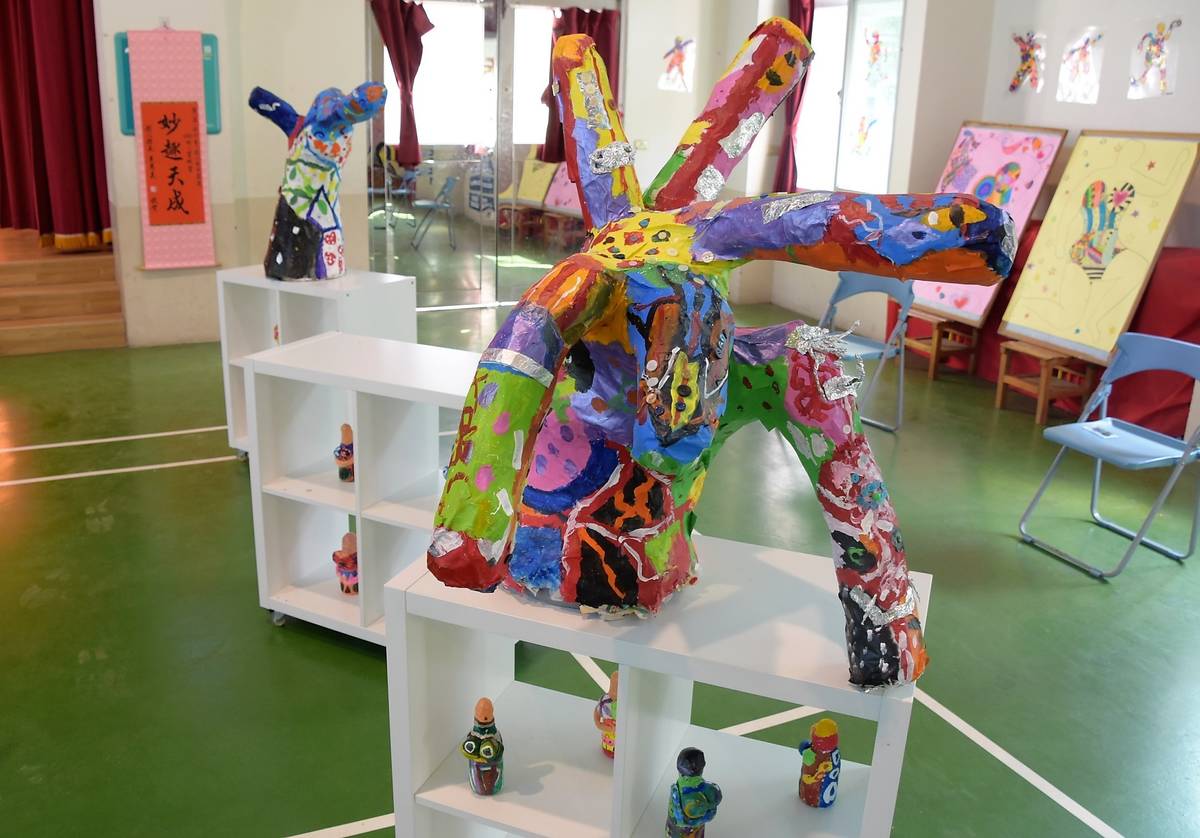 彰化縣培英國小正在展出「妮基的心靈城堡」藝術展